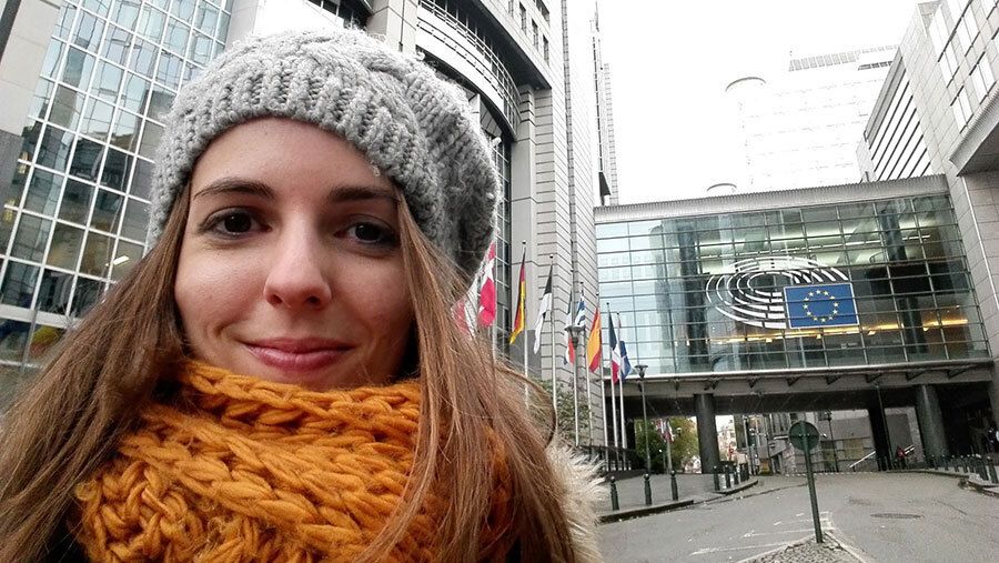 Tres de los cuatro becarios de la Eurobeca de Diputación, con futuro laboral tras sus prácticas en Bruselas