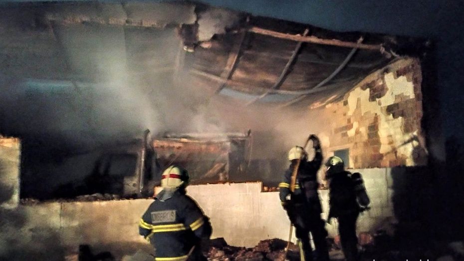 Arde en su totalidad una nave industrial de Encinasola en un incendio que precisó de cinco horas de intervención de los bomberos