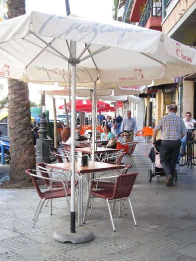 Los hosteleros de Huelva ven 'inviable' abrir sus negocios con mamparas de separación entre los clientes 