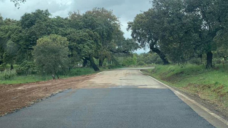 Reabre la carretera que va de Puerto Moral a la N-433 tras permanecer cortada una semana por la apertura de un silo