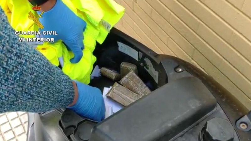 Detenido con casi un kilo de hachís en su moto tras una persecución por Isla Cristina