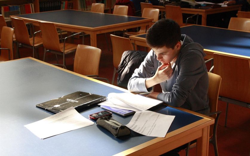 El Gobierno quiere rebajar este año los requisitos académicos para conseguir las becas y bastaría con un aprobado