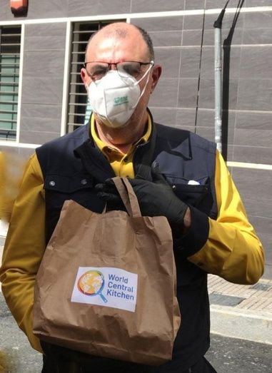 Voluntarios de Correos reparten menús de comida a familias vulnerables en Huelva