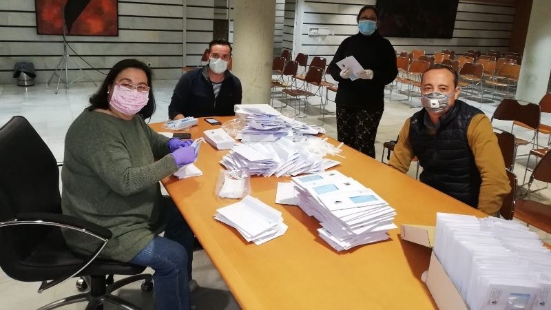 El Ayuntamiento de Punta Umbría reparte 2.600 mascarillas en el municipio