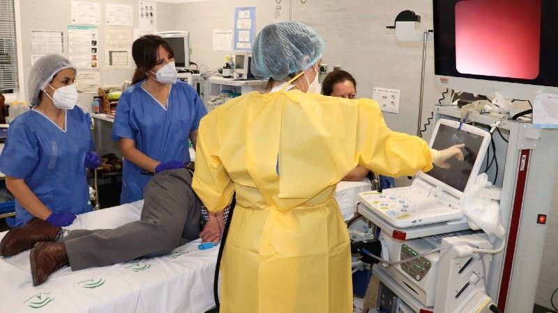 El Juan Ramón Jiménez realiza el primer drenaje por endoscopia en Huelva