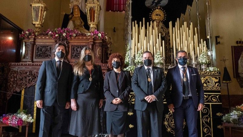 La presidenta de la Diputación entrega un ramo de flores a la Hermandad del Santo Entierro