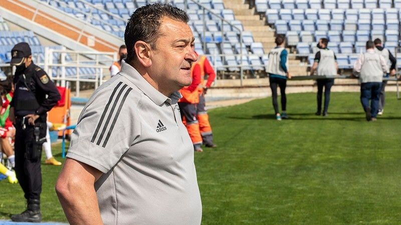 Carlos Pouso apunta a los jugadores: “Si jugamos así es imposible salvarnos”