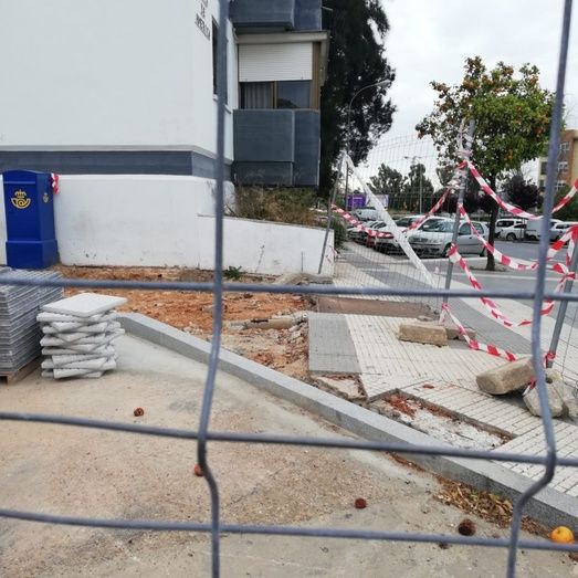 Denuncian la paralización de las obras de la calle Mazagón y las molestias que ocasionan en los vecinos