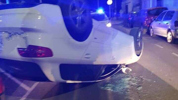 Un hombre de 52 años, herido al volcar su coche en pleno casco urbano de Ayamonte