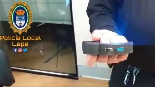 Incautan a un ciudadano francés un puño americano con un sistema de descarga eléctrica