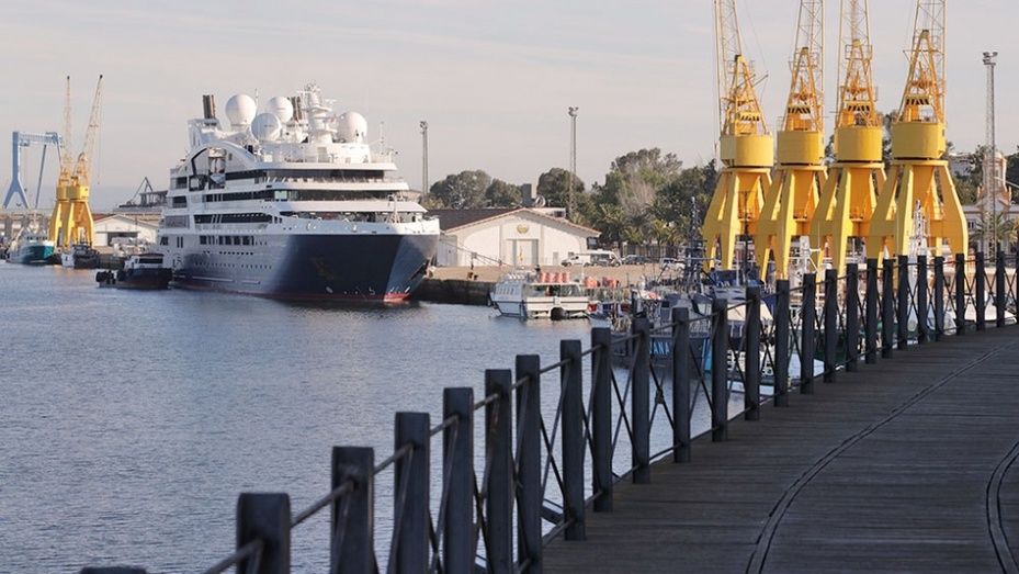 El Muelle de Levante recibe la primera escala del buque de cruceros francés de lujo 'Le Bougainville'