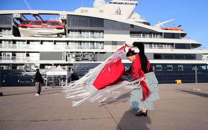 El Muelle de Levante recibe la primera escala del buque de cruceros francés de lujo 'Le Bougainville'