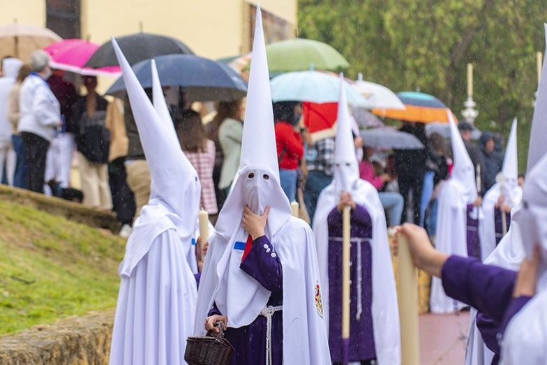 La lluvia trunca un Lunes Santo llamado a ser histórico en el que solo Calvario se salvó