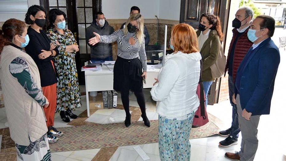 La alcaldesa de Palma del Río visita el Ayuntamiento de San Juan del Puerto