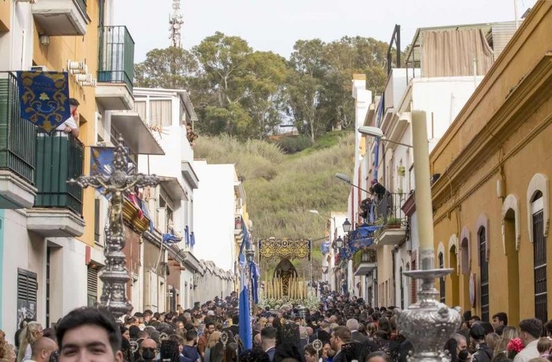 Capirotes y plegarias en un nuevo Viernes de Dolores
