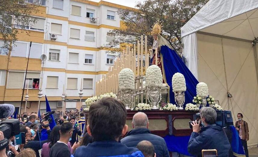 Capirotes y plegarias en un nuevo Viernes de Dolores