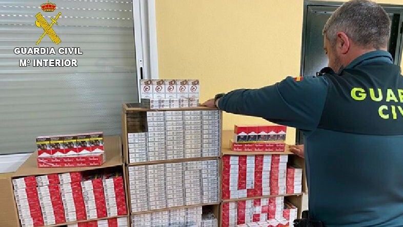 Detenido con 3.500 cajetillas de tabaco tras darse a la fuga y lesionar a un guardia civil