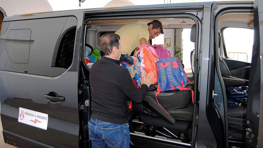 Emigrantes parte a Polonia para llevar material y volver con tres familias ucranianas
