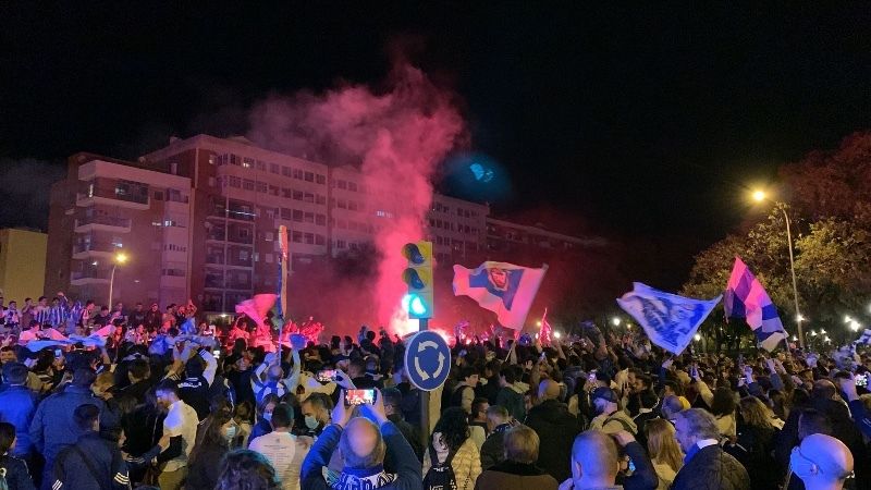 La fuente es una fiesta y la afición disfruta del ascenso con la plantilla