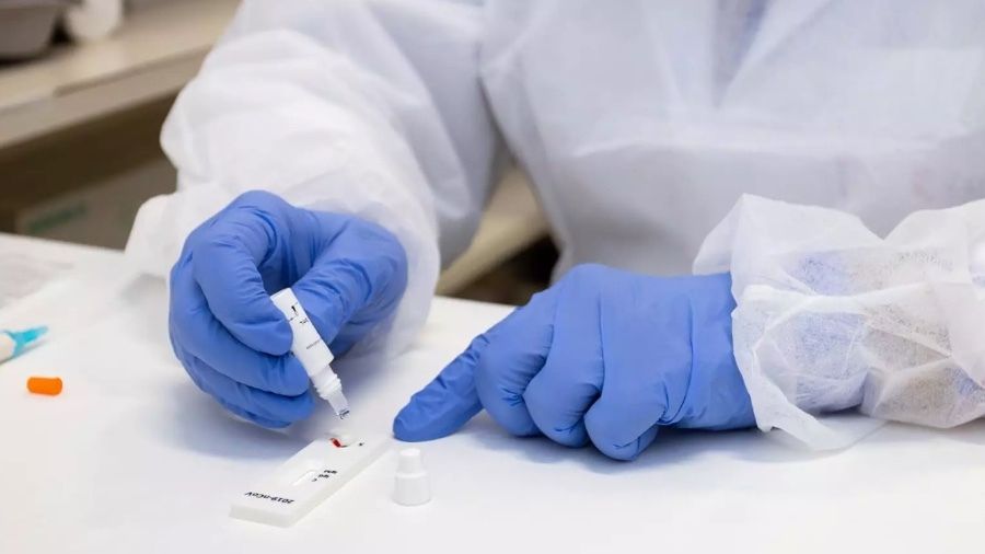 Un fallecido, 324 positivos y 478 recuperados, balance del Covid en Huelva en 72 horas