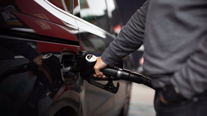 Denunciadas cuatro gasolineras de Huelva por subir los precios el día que entraron en vigor los descuentos