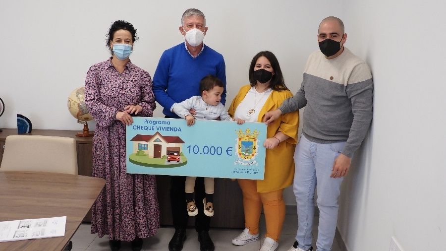 El Ayuntamiento de Palos entrega 32.000 euros a dos jóvenes para la compra de su primera vivienda 