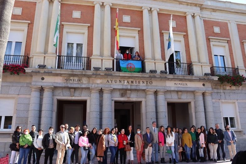 El Ayuntamiento se suma en el Muelle del Tinto a la conmemoración del Día Internacional del Pueblo Gitano
