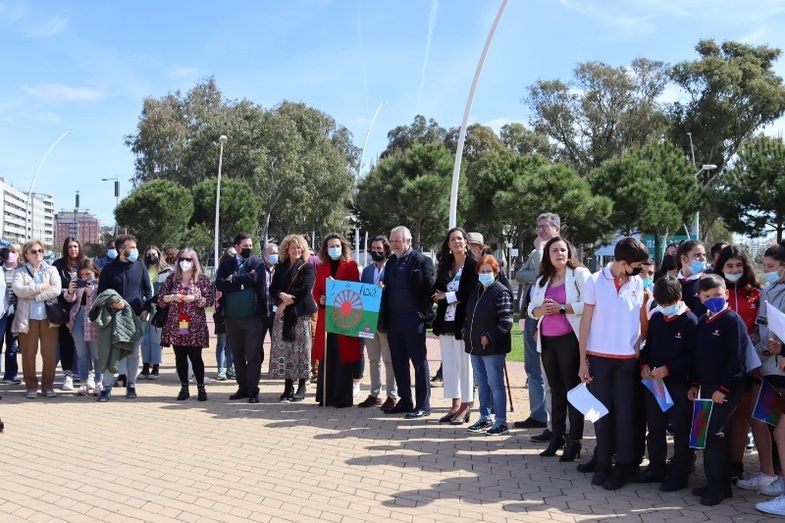 El Ayuntamiento se suma en el Muelle del Tinto a la conmemoración del Día Internacional del Pueblo Gitano