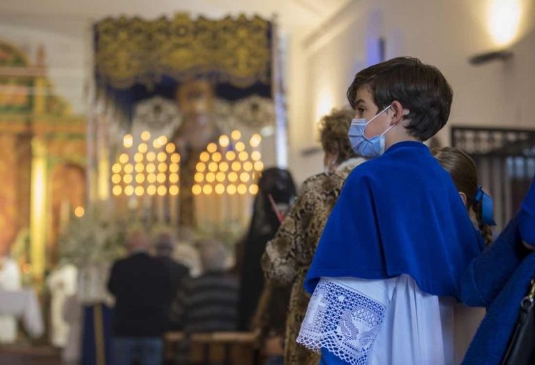 Capirotes y plegarias en un nuevo Viernes de Dolores