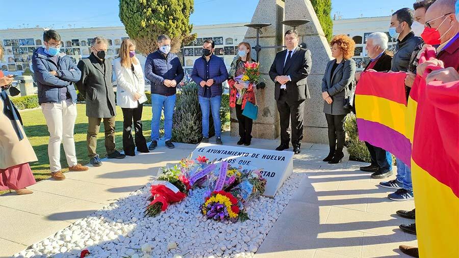 El PSOE advierte de la cercanía de 'viejos fantasmas' en el aniversario de II República