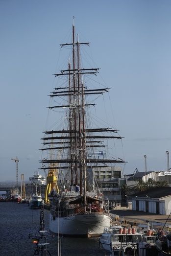 El 'Sea Cloud' ya está en el Muelle de Levante