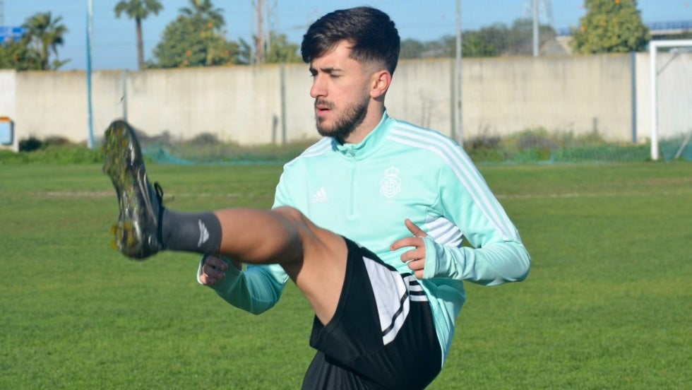 Josema Gallego será titular en el lateral zurdo ante el Vélez