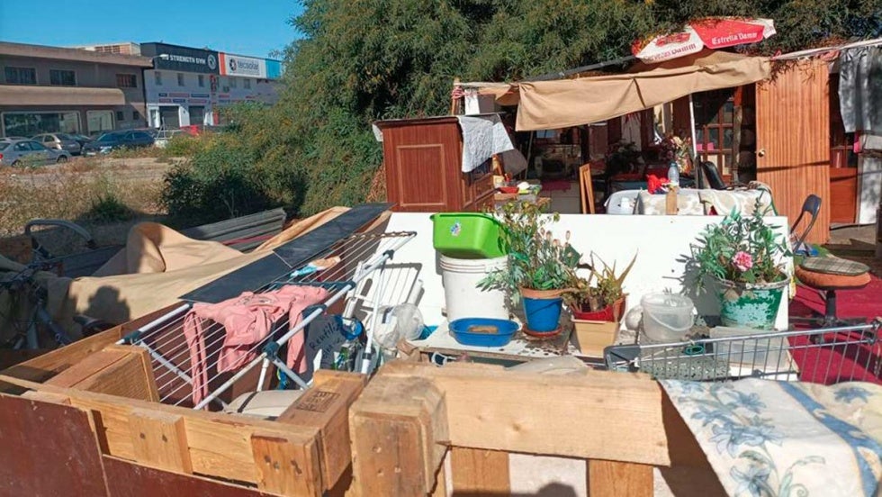 El Ayuntamiento desmantela un asentamiento chabolista en un solar de El Molino