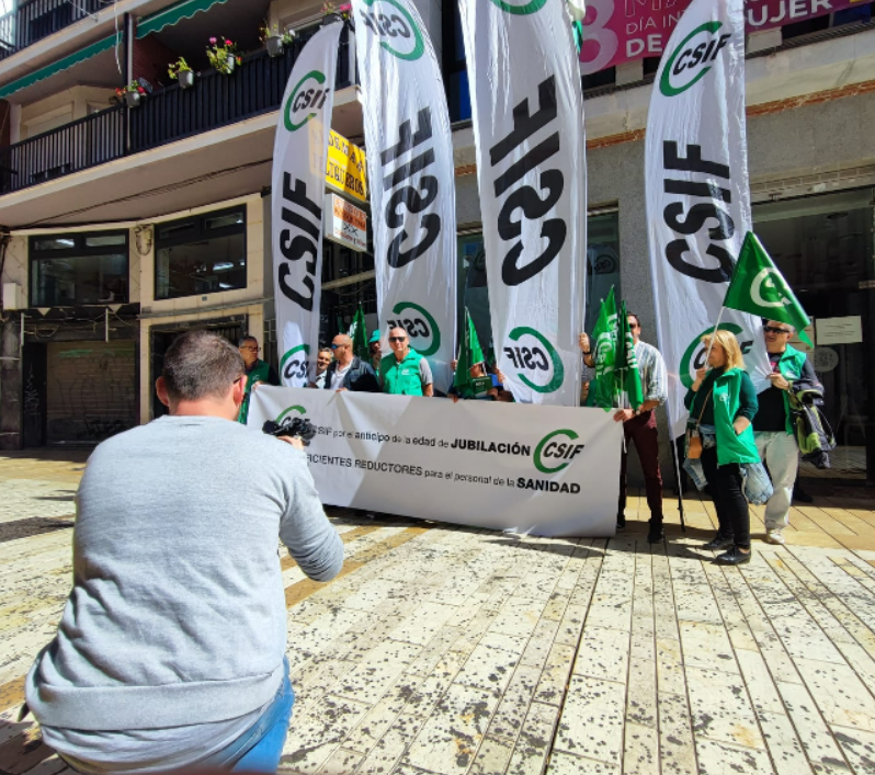 CSIF se concentra en Huelva para reclamar la jubilación anticipada de los profesionales de la Sanidad