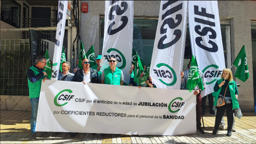 CSIF se concentra en Huelva para reclamar la jubilación anticipada de los profesionales de la Sanidad