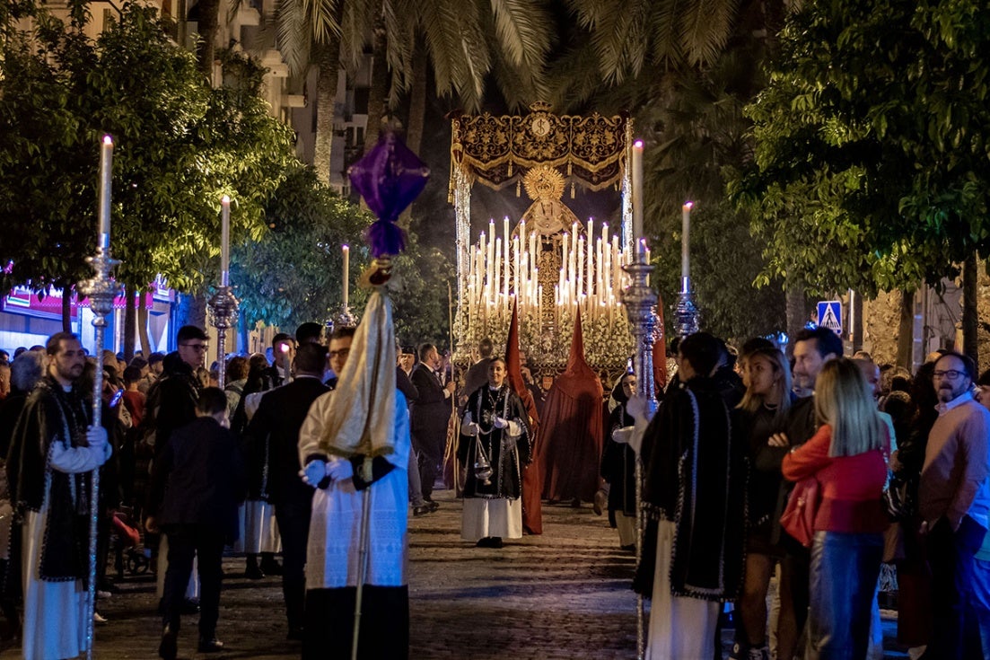 La Semana Santa de Huelva vive su jornada más clásica como preludio a la Madrugá