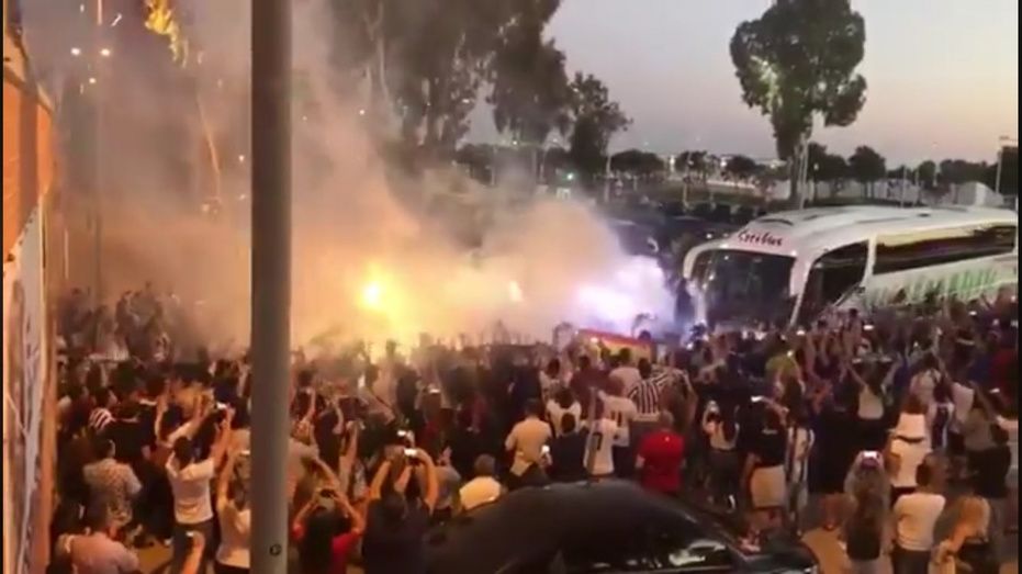 Espectacular recibimiento al autobús del Recre en su llegada al Colombino