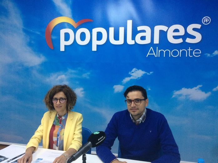 El Ayuntamiento ve 'incongruente' que le quiten la bandera azul a Matalascañas y el PP lo ve 'un mazazo'