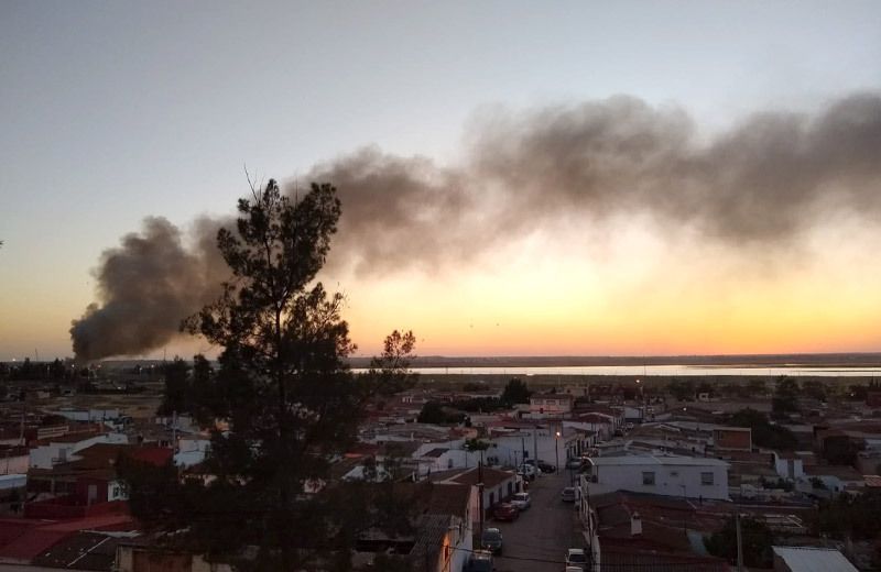 La nave de marisco que se incendió el domingo, declarada siniestro total