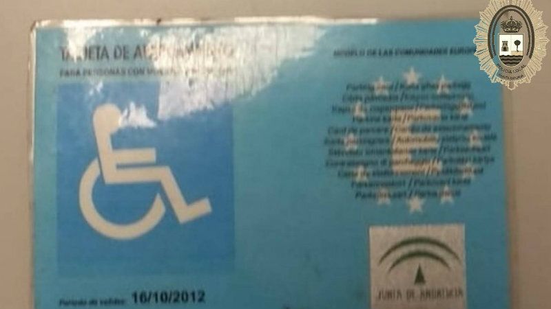 Llama en Facebook 'golfos' a los policías después de que le denunciaran por el uso incorrecto de la tarjeta de estacionamiento