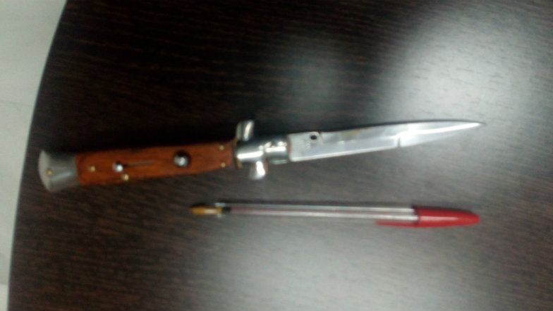 Huye de los agentes portando una navaja y en estado de embriaguez