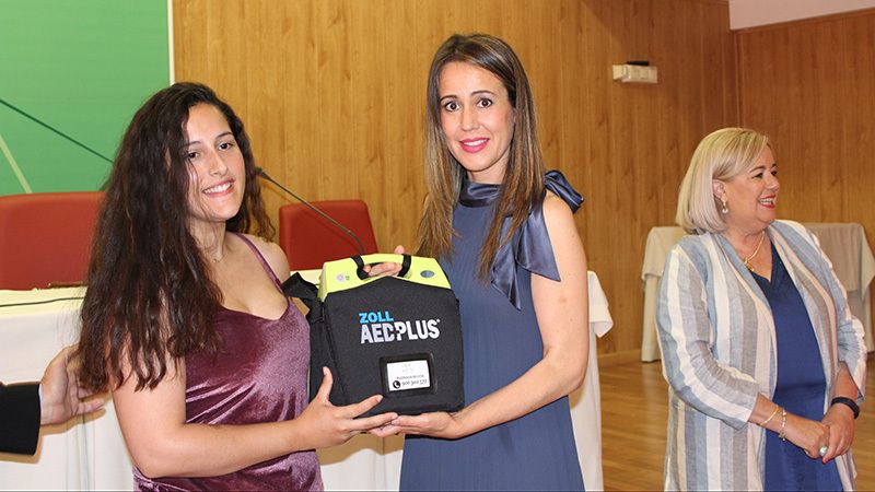 La Junta entrega desfibriladores a las hermandades que peregrinan a El Rocío