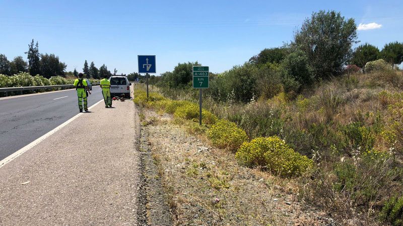 Fomento adecenta los caminos hacia la aldea de El Rocío de cara a la romería