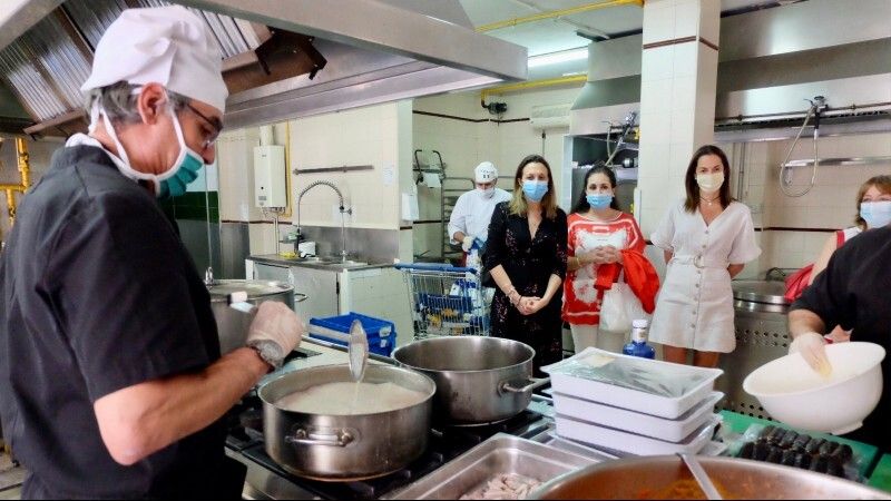 La Fundación Cepsa y el Ayuntamiento dan continuidad a la “cocina de emergencia” para llevar menús a familias afectadas por el Covid-19