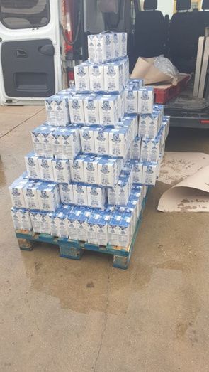 Colecta de alimentos y donación de casi 600 bricks de leche en Aljaraque