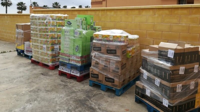 Un grupo de voluntarios entrega a los servicios sociales cinco palés repletos de productos de higiene y alimentación