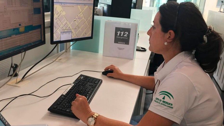Trasladan al Hospital Infanta Elena a un trabajador tras recibir una descarga eléctrica en Isla Cristina