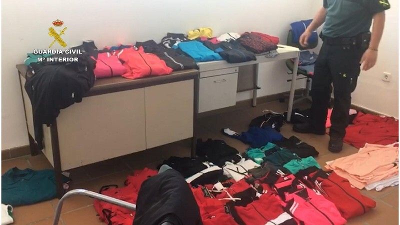 Intervienen casi 300 prendas falsificadas en el maletero del vehículo de una mujer que está siendo investigada