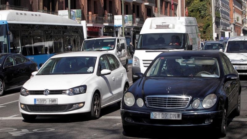 Los coches privados podrán circular llenos, siempre que las personas vivan juntas, a partir del día 11