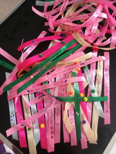 La iniciativa 'Pulseras Solidarias' recauda 1.500 euros y 1.200 litros de lejía
